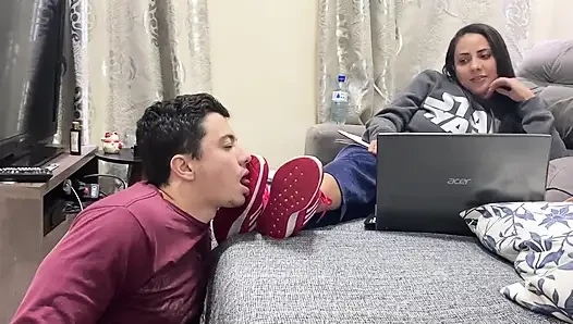 Kiffa nggak ngasih layanan footjob sama budak seksnya sambil jilat sepatu kenyalnya