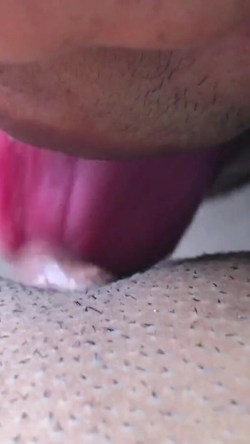 Mora se videti trenutak od "Pravo drogo lizanje pičke i jebanje na doggystyle a Khalessi 69"