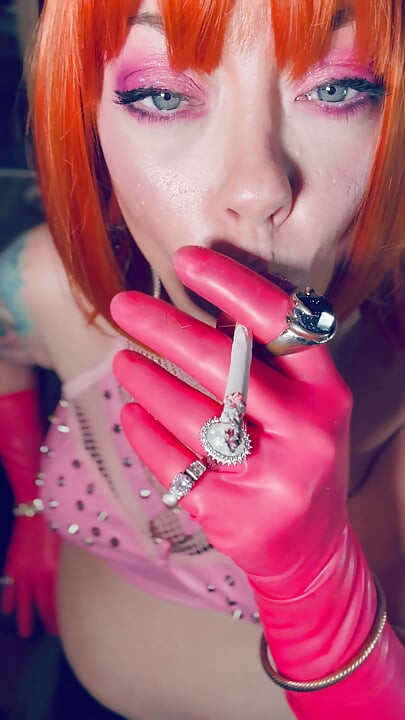 Slatko u rozoj! Tina Snua odjevena u ružičaste lateks rukavice puši plutenu cigaretu - Snap udisa lebdeću dimnu OMI OME visi