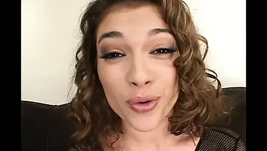 Sert ve sert sikiş: büyük sert yarağıma biniyor ve ıslak azgın amını parmaklıyor!! Cilt 1