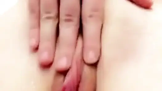 Kızıl saçlının Float Pod'da su mastürbasyonu (hidrobasyon)