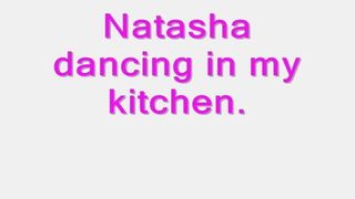 Natasha bailando en mi cocina.