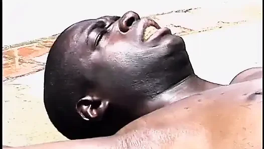 Azgın eşcinsel adamlar havuz başında azıyor ve sert sikişiyor