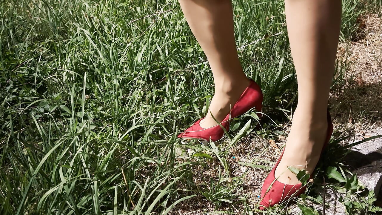 I crush a car with the heels and pee on me horny