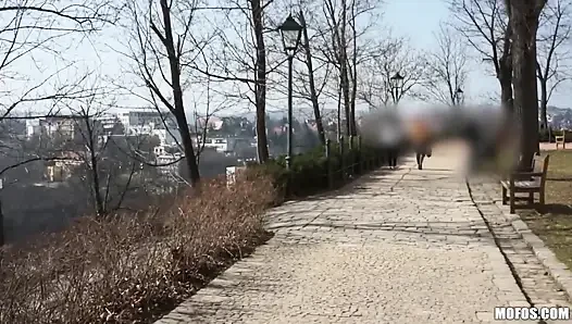 Halka açık pikaplar - Kristine Crystalis deri ceketini ve sıkı götünü gösteriyor