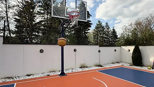 Dia ingin melemparkan bola ke dalam lingkaran, tetapi semuanya berakhir dengan air mani di pantatnya.