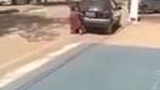 Homem negro fode carro. (2)