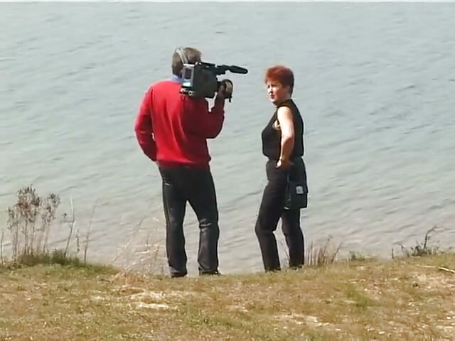 Une rousse mature interviewée dans la nature