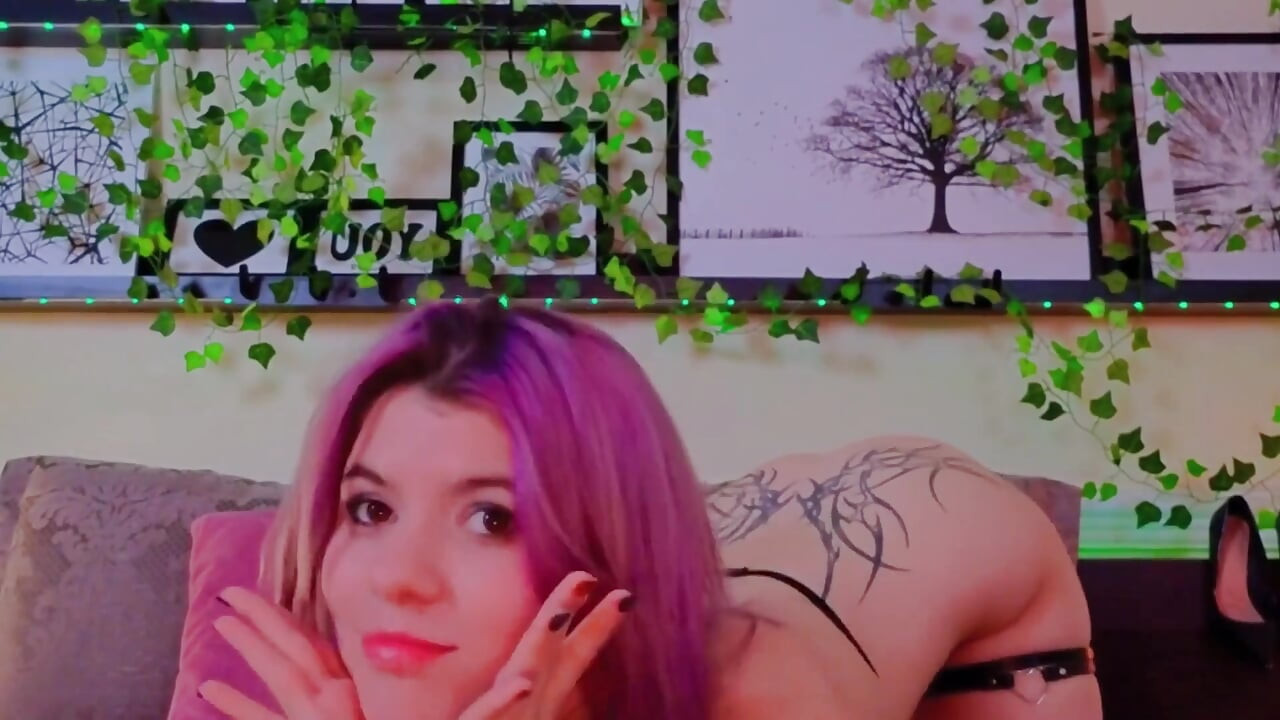 Igranje sa mojim sisama i probušenim bradavicama slatka devojka sa prljavim mislima