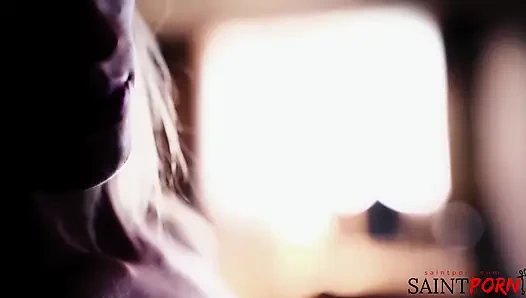 Erotica Writer пробует темные похоть и фантазии великолепных женщин