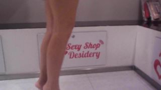 Commessa regala perizoma al ร้านค้าสุดเซ็กซี่ desidery