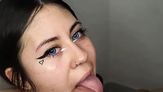 Aku nyepong kontol pacarku sampai dia crot di toketku - blowjob amatir dan crot sperma