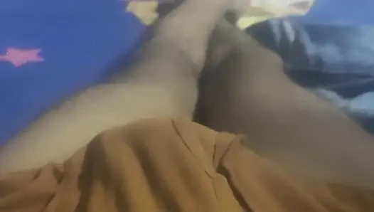 Adik tiriku lagi asik goyangin kontolku sampai aku crot di tangannya