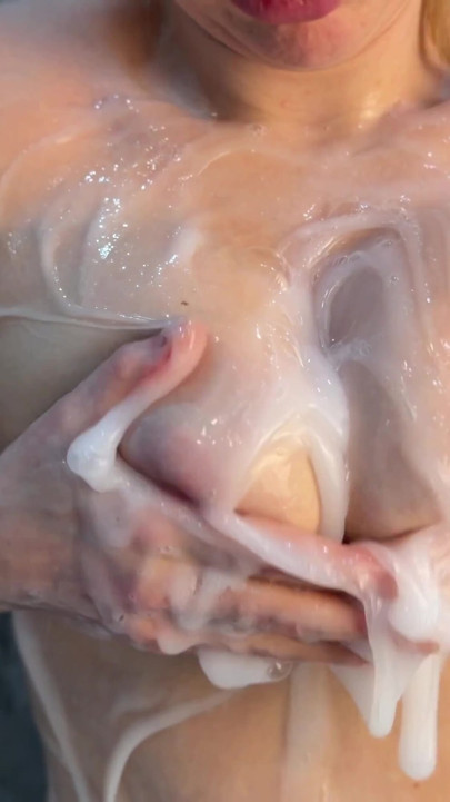 Sočne prirodne sise prekrivene spermom | Klip 2