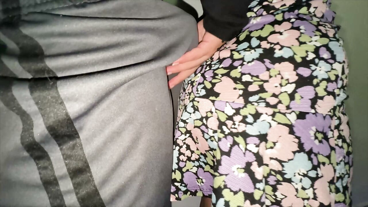 彼女が見知らぬ人のペニスを撫でているのがわかる