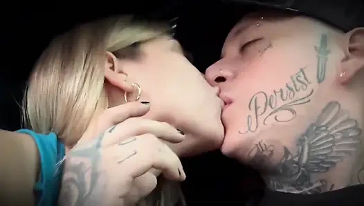 Araba sürülürken bir çekici kamyonun içinde seviştik