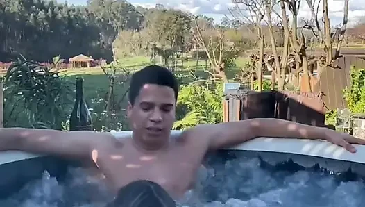 Outdoor-sex Mit Einer Heißen Blonden MILF in Einem Whirlpool - Whirlpool