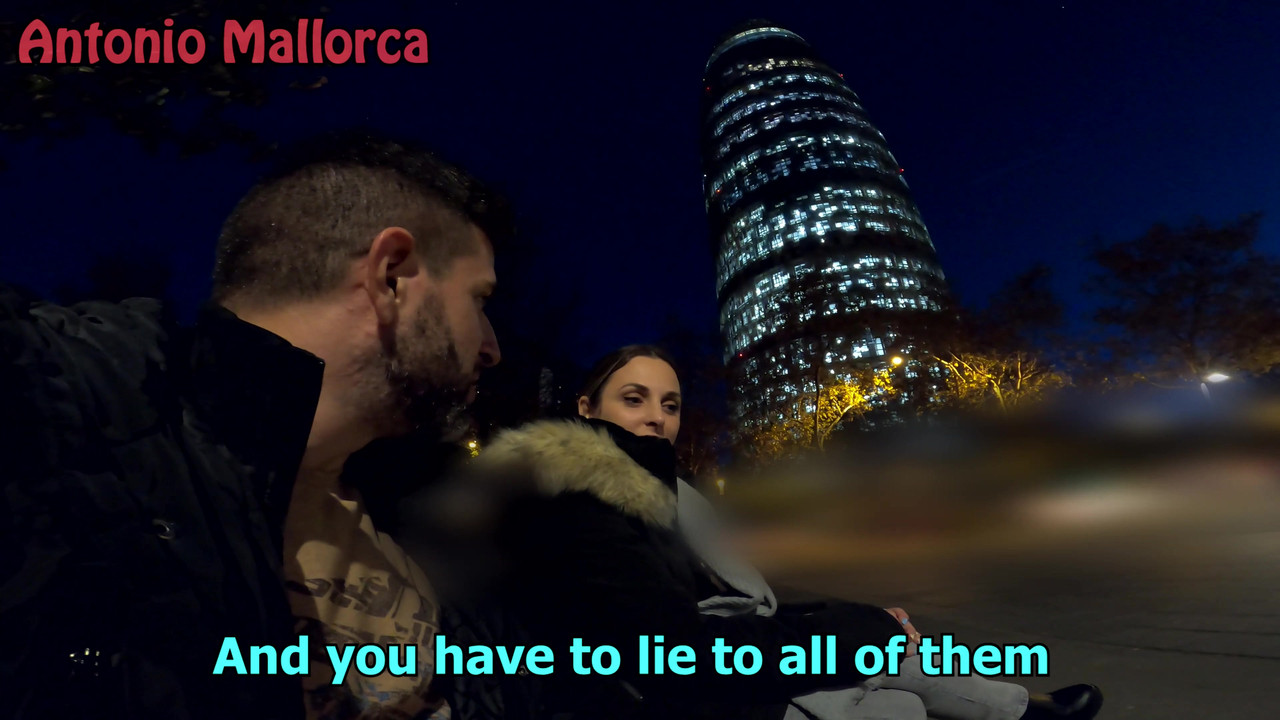 在我丢了airbnb后，热辣的大屁股西班牙人邀请我去她的酒店房间