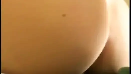 Diese schlampe mag es, einen creampie in ihre muschi zu bekommen und zuzusehen, wie es rauskommt