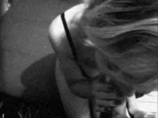 Loira sexy faz boquete