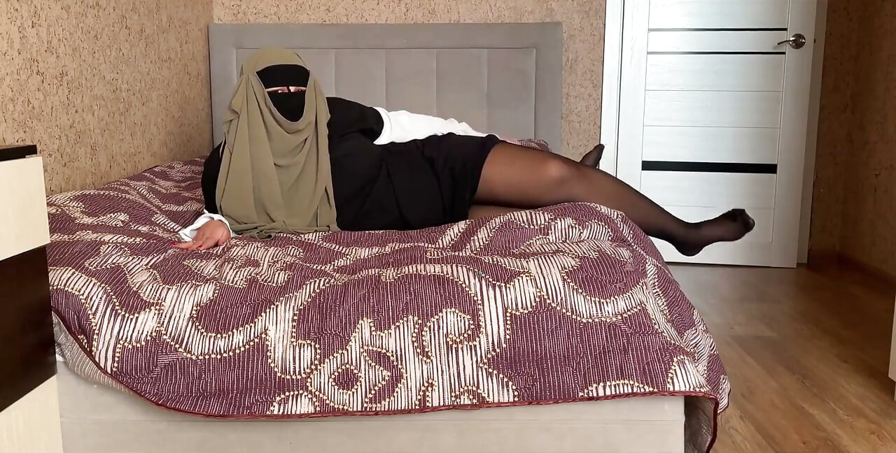 Khalifa turca da una entrevista en un casting porno y recibe esperma en su coño