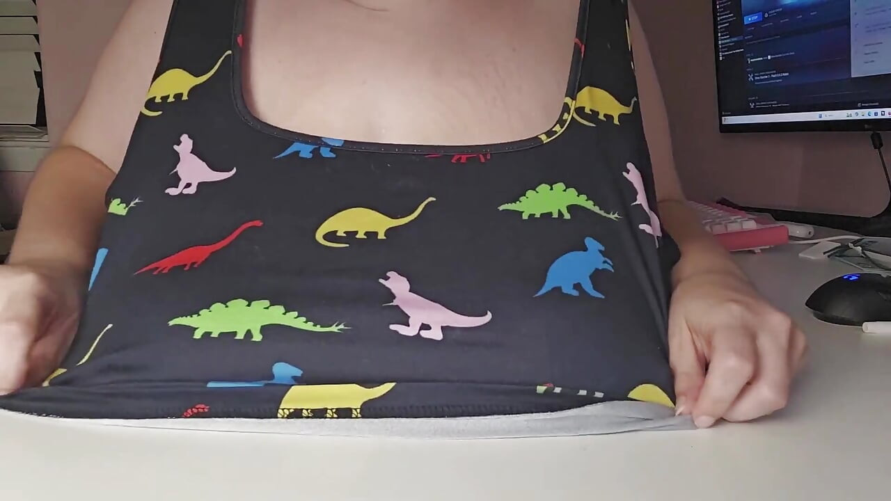 机に胸を叩きつける