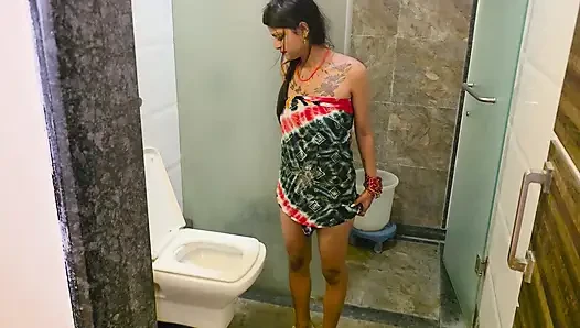Desi Indian House wife ko husband ne baathroom main bahut pela