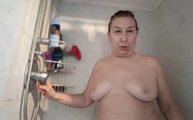 Veronica Rossi Official - она приглашает тебя принять душ с ней