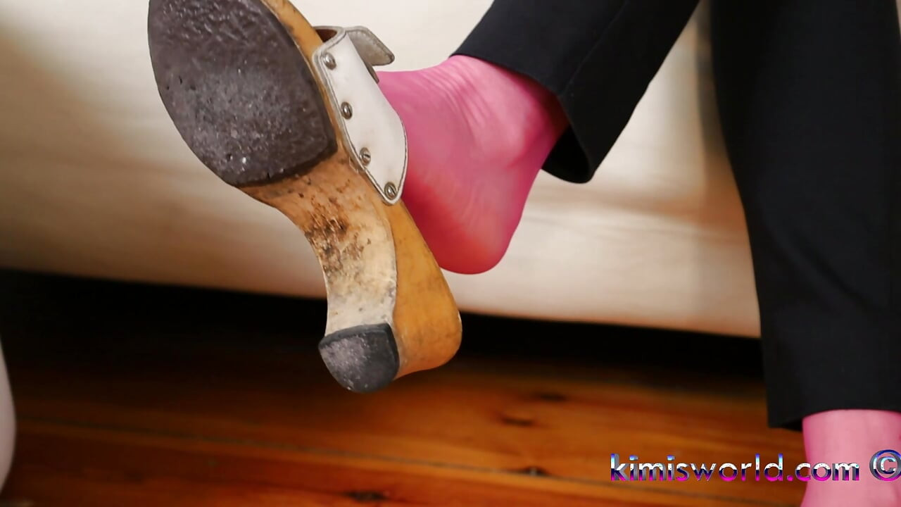 Pembe taytlarla duyusal sallanma ve ayakkabı oyunu - loafer ve takanlıklar