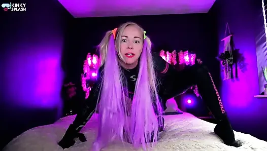 Shiny Wetsuit Succubus menyerbu tempat tidurmu untuk menguras spermamu