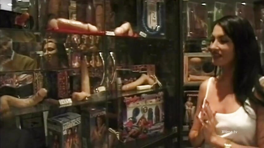 Ea preferă o pulă cu adevărat puternică, decât o pulă de plastic falsă