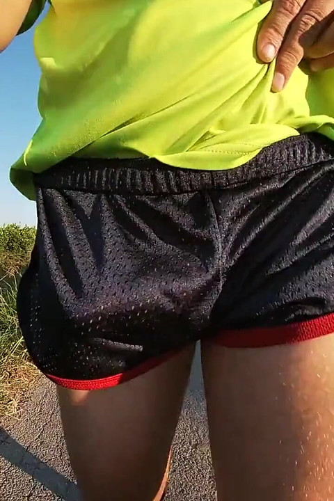 タイトで光沢のあるスポーツショーツの膨らみルーティン(屋外フリーボール)