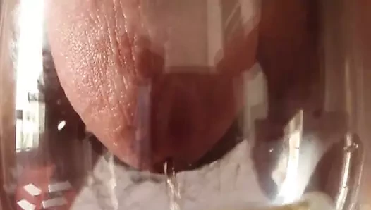 Kuzenim benim için bir idrar içeceği hazırlıyor