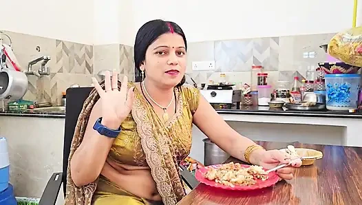 Моя горячая бхабхи застукала меня, когда я мастурбировал полностью в моей комнате