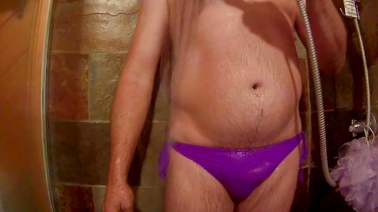 Bikini posuđen, tajne natopljene spermom