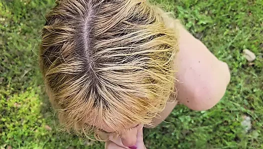 Zierliche Blondine Bekommt Massive Gesichtsbesamung Im Freien