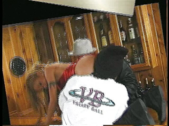 Une salope blonde se fait baiser dans un trio interracial