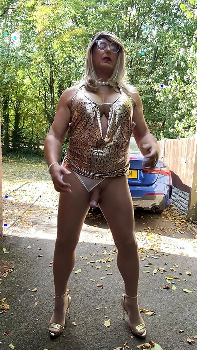 Sexy Crossdresser kellycd2022 με χρυσό λεοπάρ φόρεμα με στάμπα, μαύρο καλσόν και γόβες s