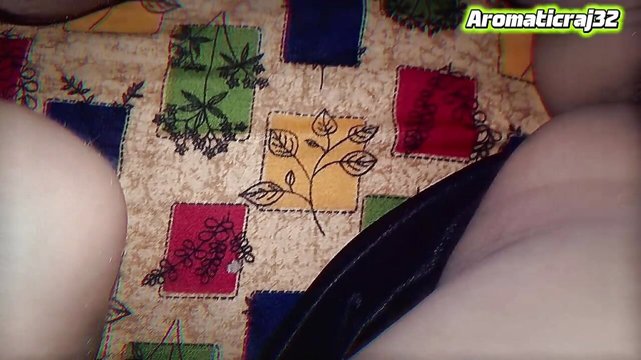 Pados wali bhabhi ne raat ko apne ghar bulaya aur jhaanto wali choot chatwayi aur ungli krwayi