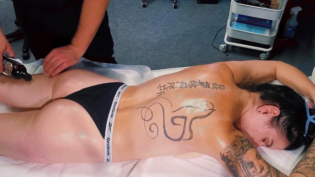 The Kinky Masseur Pushes the Limits of the Massage, Gives Her a Toy and Puts His Penis in Her Mouth