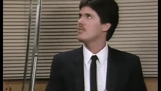 Retro esmer kaltağın amını sikiyor ve sikiyor Sarışın amcığı sikilirken boşalıyor Boşalıyor