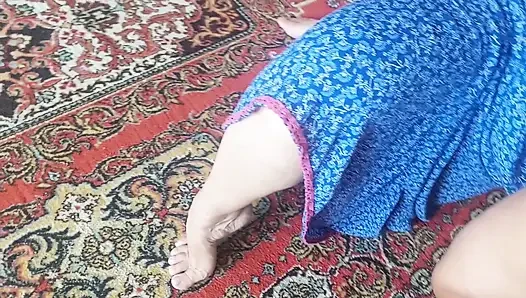 Selenas nahaufnahme Füße posieren und blowjob schlucken