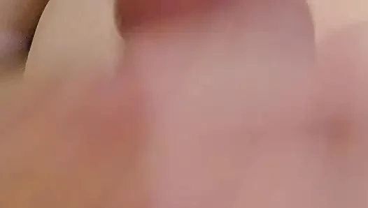 Dildo ile mastürbasyon yapıyor ve tıkaç takıyor