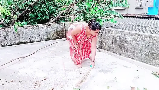 Pati ke bahar jane ke baad Bhabhi ne naya brah lene ke bahane ghar me bula kar kiya sex