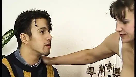 Грудастой брюнетке вылизали киску перед скачкой на хуе в винтажном видео