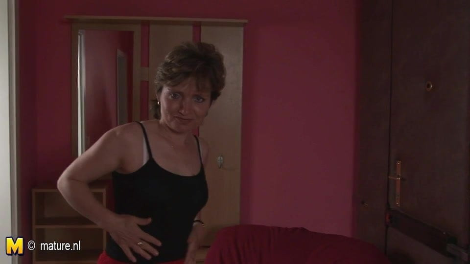 All natural housewife fucking a dildo