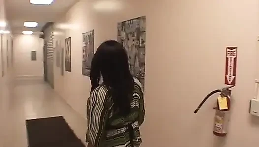 Cewek semok kulit hitam dengan sepatu hak tinggi warna merah lagi ngentot memeknya pakai mainan seks