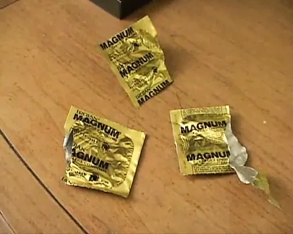 Un mari et sa femme baisent un ami