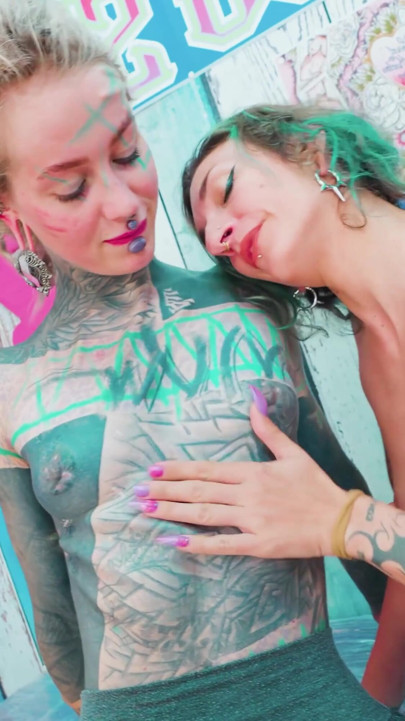 Tungt blekket tatovør Anal Trekant - Rå Rumpe Knulle Under Session & Cumshot på Fresh Tattoo | Klipp 1