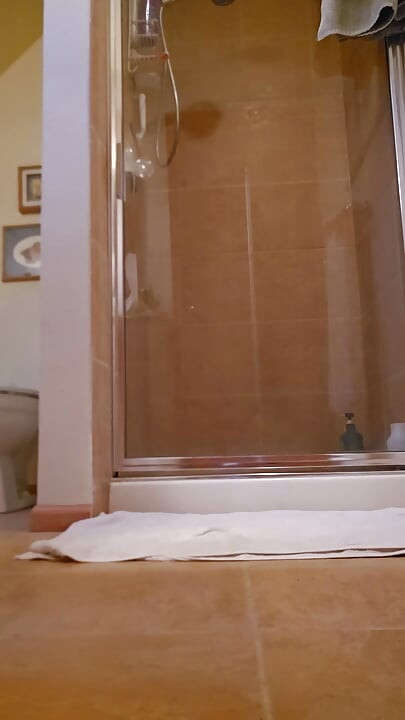 Keluar masuk kamar mandi